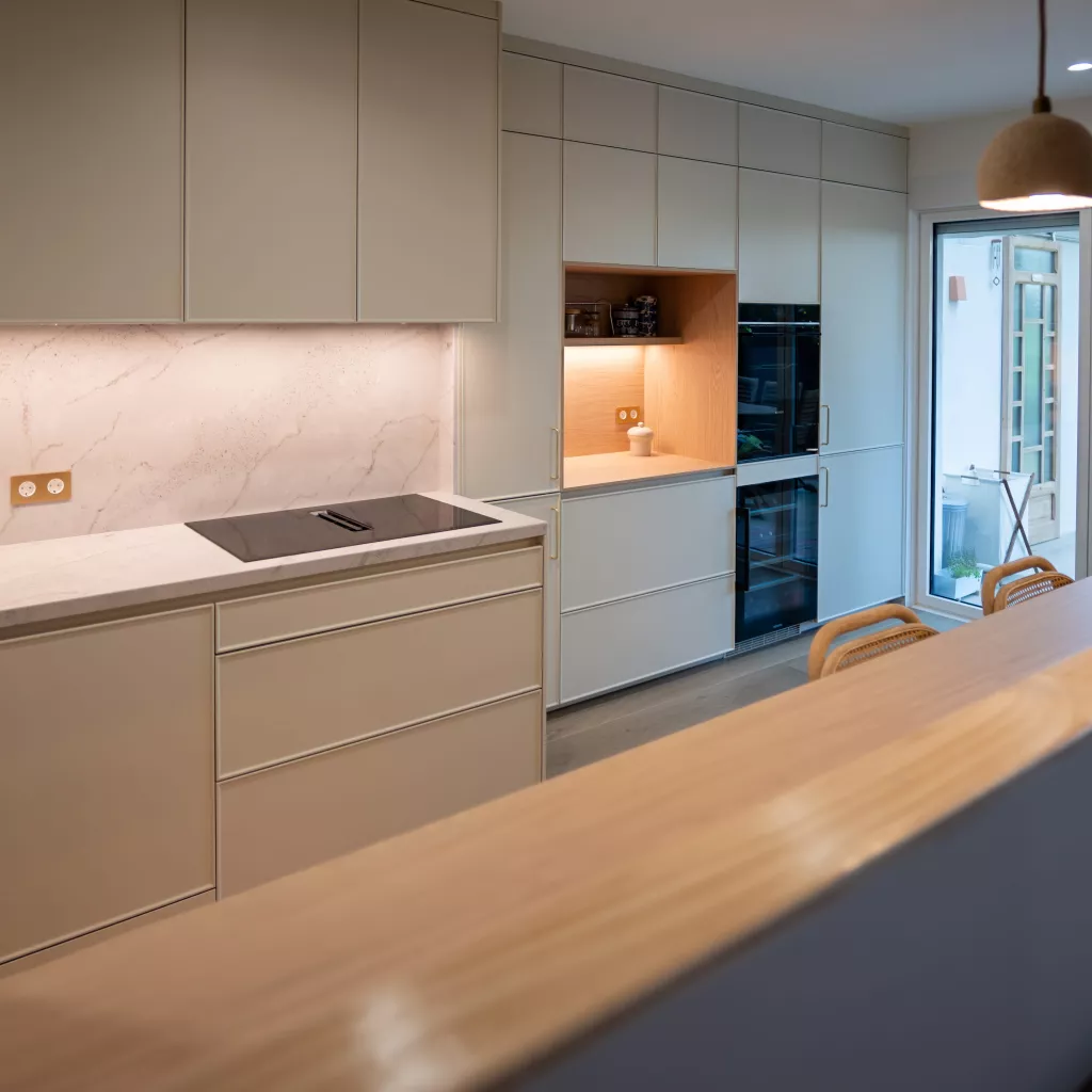 Cocina contemporánea en tonos arena y madera natural: equilibrio, luz y diseño minimalista