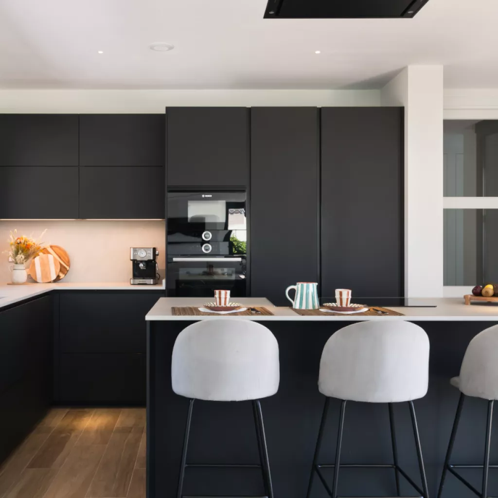 Cocina muebles negro seda